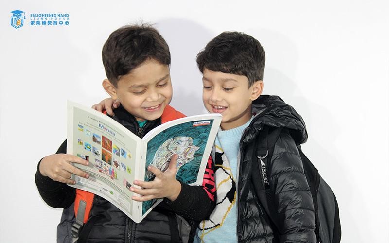 2 students sharing a book